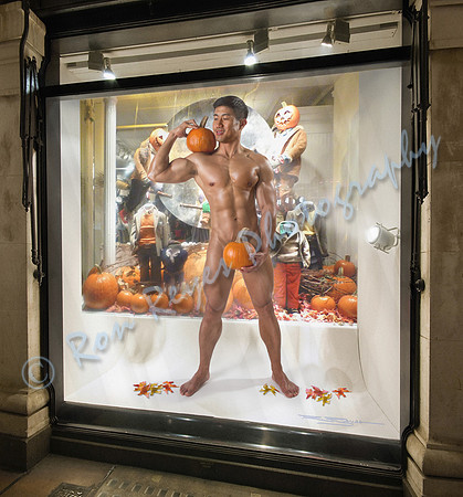 HOLIDAYS 095D_ Ron’s Harvest 01_ Halloween Window Shopping Display